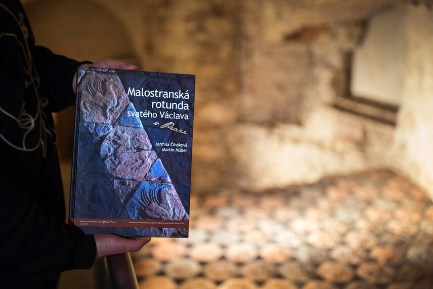 Kniha Malostranská rotunda svatého Václava v Praze | © Romana Indrová Semelková Kniha Malostranská rotunda svatého Václava v Praze | © Romana Indrová Semelková